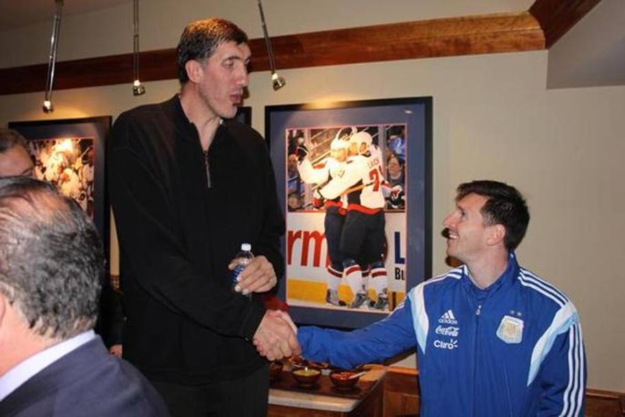 La Pulce e il gigante Gheorghe Mureșan, che con i suoi 2,31m  considerato il pi alto giocatore di sempre nella NBA